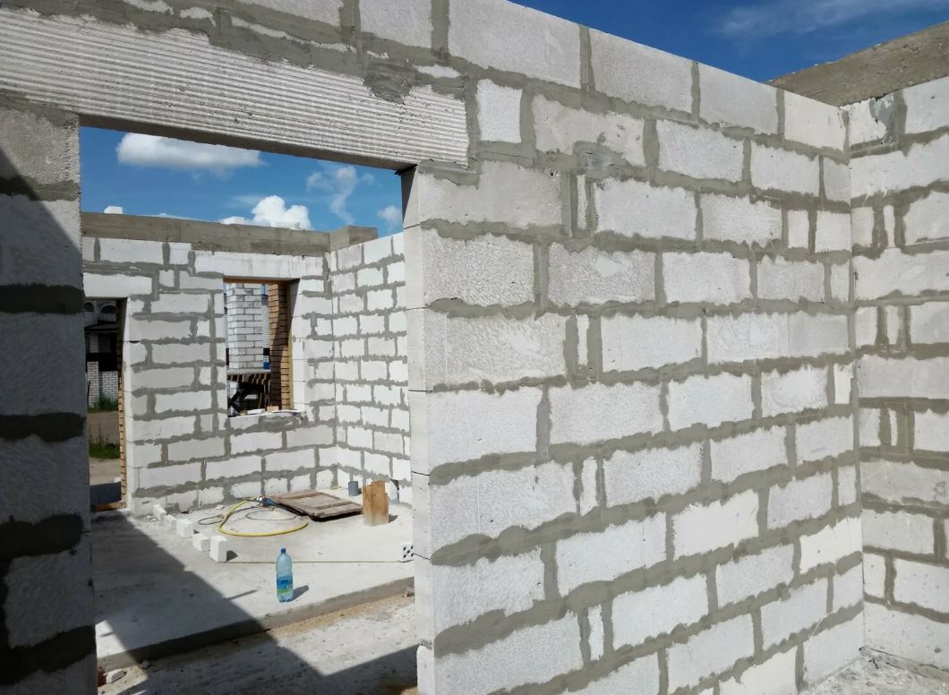 стены дома из газобетона