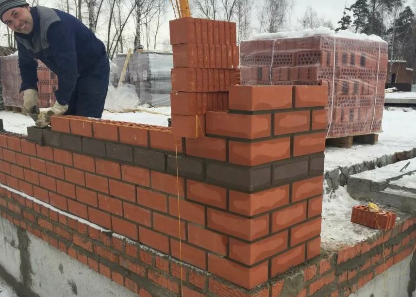 кладка кирпича зимой