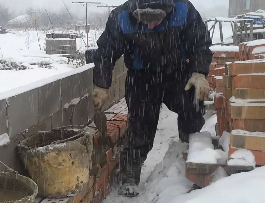 кладка кирпича зимой