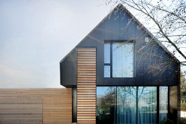 Современный экстерьер дома с двускатной крышей