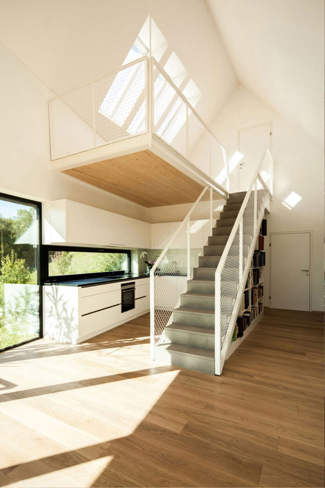 Интерьер помещения в доме с двускатной крышей»