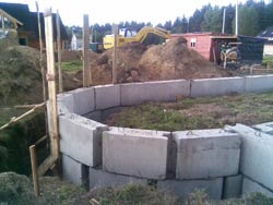 Монтирование бетонных блоков на раствор по ширине стен с армированием